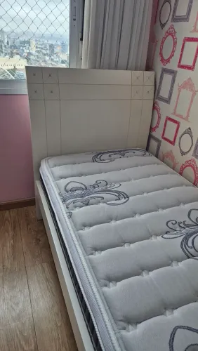 Cama de solteiro em madeira maciça branca
