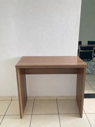 Aparador amadeirado para escritório com espaço para frigobar