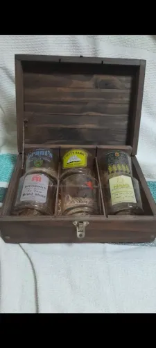Caixa de madeira com copos de whisky