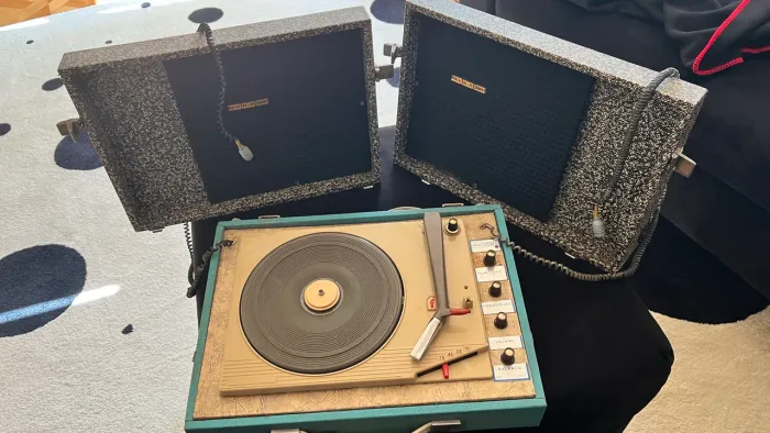 Original vitrola portátil Frahm Stereo anos 70, 4 rotações, 2 caixas, funcionando