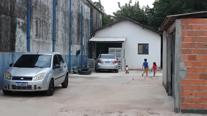 Alugo casa