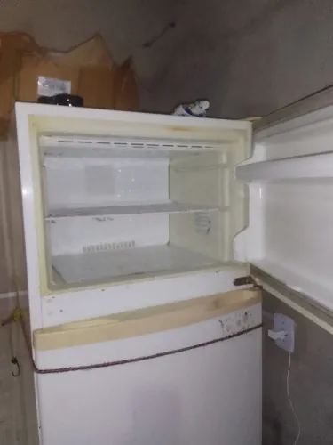 Geladeira Consul de 450 litros o problema dela é a porta grande que soltou o pino 