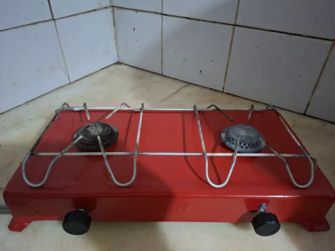 Vendo um fogão 2 bocas na cor vermelha com menos 1 mês de uso