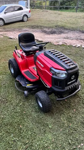 Trator cortador de grama