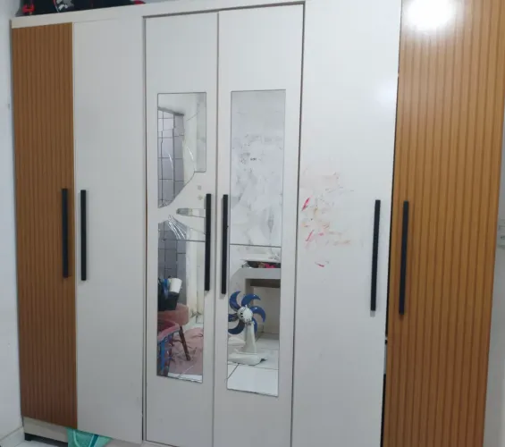 Guarda roupa 6 portas.