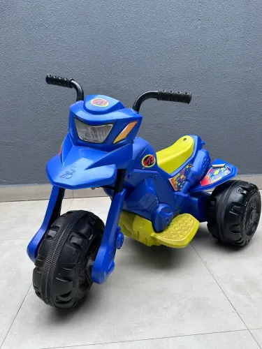 Motoca elétrica com duas baterias funcionando