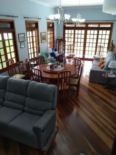 Sobrado de Alto Padrão no Condomínio Portal da Serra  Conforto, Espaço e Qualidade de Vida