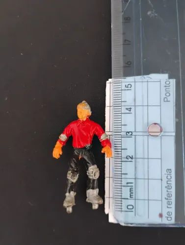 Mini boneco skatista com encaixe