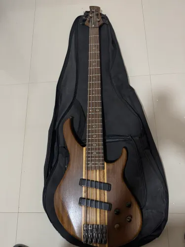 Baixo Tagima Century 5