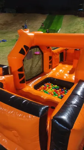 Aluguel de brinquedos infláveis pula pula, piscina de bolinhas, tobogã 