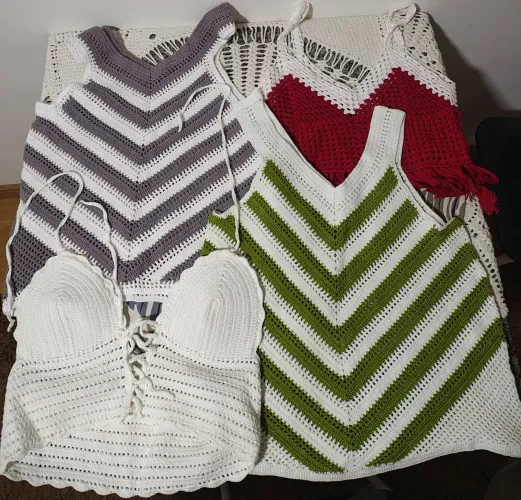 Blusas e bolsas de crochê 