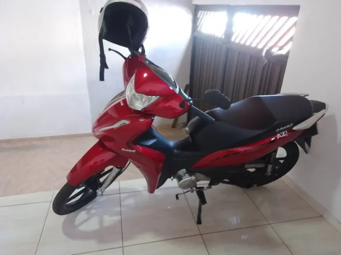 Moto semi nova, pneus em perfeito estado 