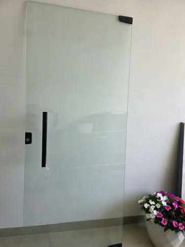 Vendo porta de vidro temperada.Medida 90×2,13, interessados entrar em contato *.