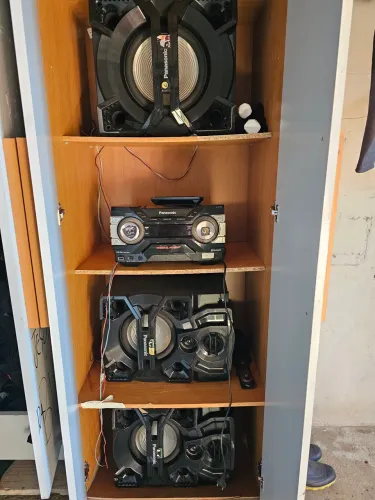 Vendo um excelente Panasonic 3 caixa super potente com controle remoto e ele pega 1 CD