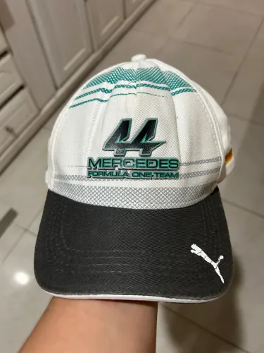 Boné semi novo