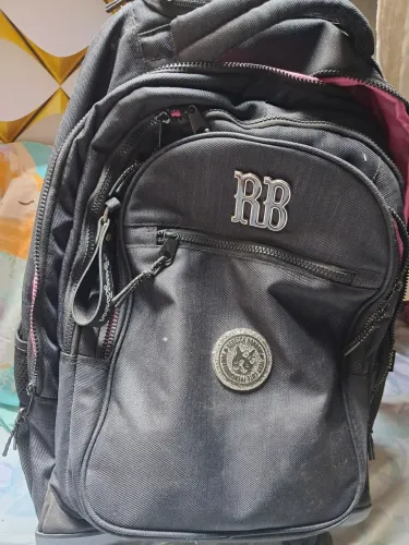 Vendo um kity de bolsa Rebeca bombom semi nova valor 400 telefone *95