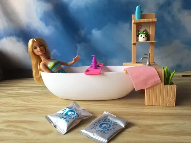 Barbie com banheira e acessórios. Com boneca.
