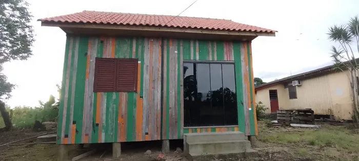 Casa de madeira de lei para tirar do local em Araranguá 1 quarto,sala e cozinha.