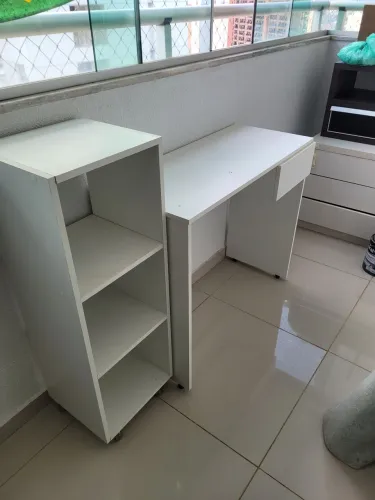 Mesa de computador branca