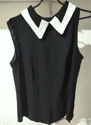 Blusa regata social preta Tam G<br>Tam L<br>Detalhe gola branca