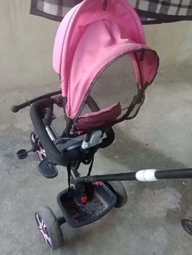 triciclo infantil Baby Style Zupa com capota rosa e haste de empurrar.