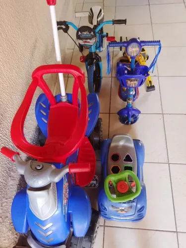 Motoca bicicleta patinete escavadeira e outros brinquedos