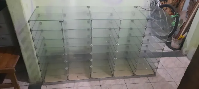 Balcão de vidro com 40 repartições ¹.55 m X 0.42 cm X 0.91 de altura.