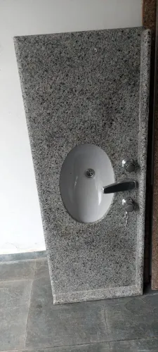 Bancada de granito para banheiro com cuba de louça e misturador