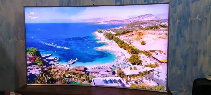 Tv 78 Polegadas Smart 4K -Comando de Voz e Comando por Gensto!