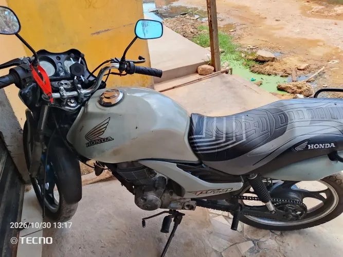 Vendo Titan 150 $5.000 tem 700 reais de débito 