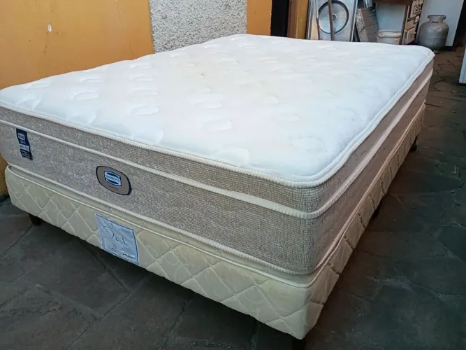 Conjunto box, tamanho Casal, com colchão de molas ensacadas.