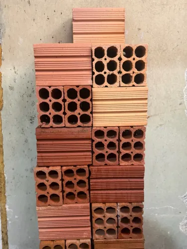 Vendo 33 Tijolos de 6 Furos para Construção - 33 Unidades