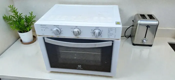 Forno elétrico  Electrolux, em bom estado.