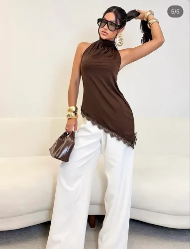 Blusa Feminina Gola Alta Assimétrica com Renda nova marrom