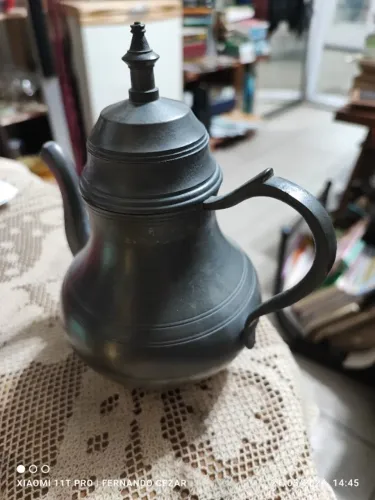 lindo e antigo Bule em Estanho.