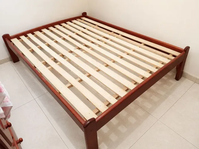 Cama de casal de madeira maciça 