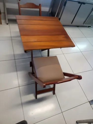Mesas e cadeiras estofadas dobraveis