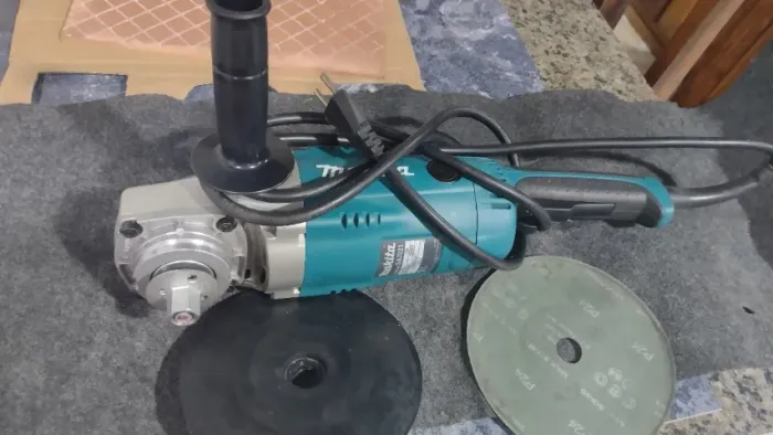 Lixadeira Esmerilhadeira Angular Makita 127v, 2200W.