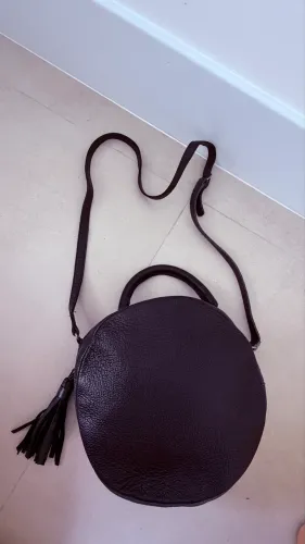 Bolsa de couro redonda preta via Mia 
