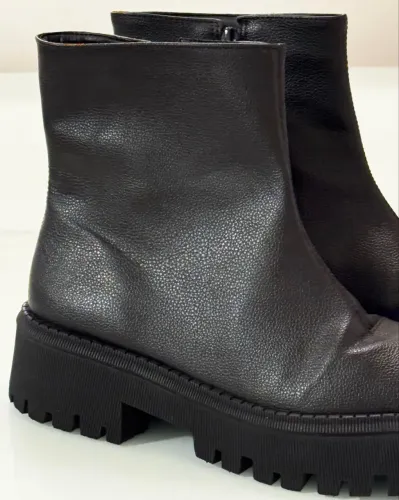Bota preta cano médio tratorada Zíper - Arezzo