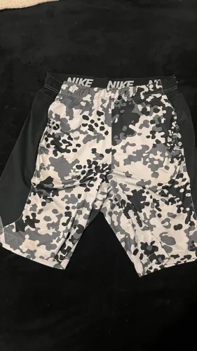short nike camuflado cinza m