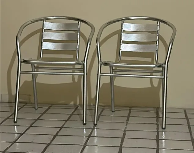 Cada cadeira de alumínio é 100 reais