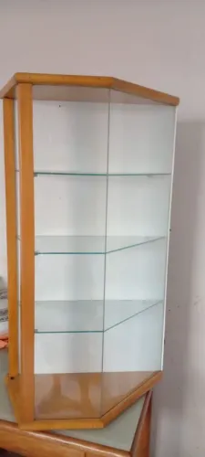 Armário madeira e vidro
