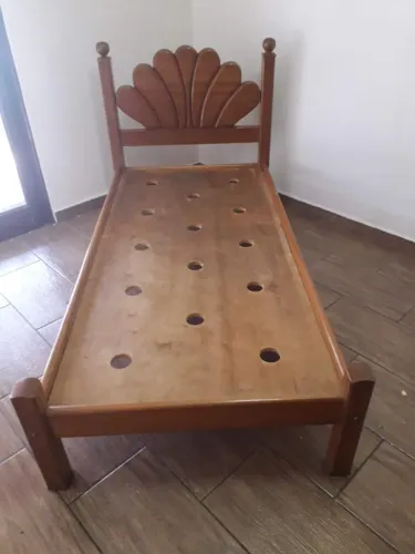 Cama de solteiro de madeira maciça
