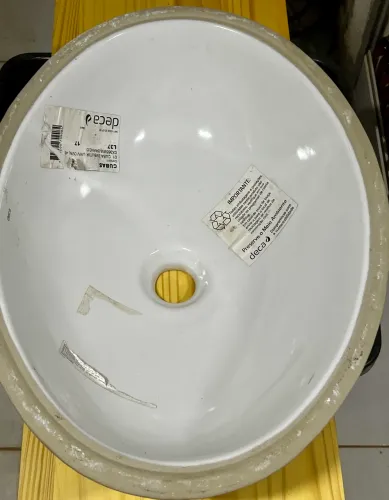 Cuba de embutir oval da marca Deca, modelo L.37. 