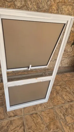 Vendo janela de alumínio 120x60 com vidro