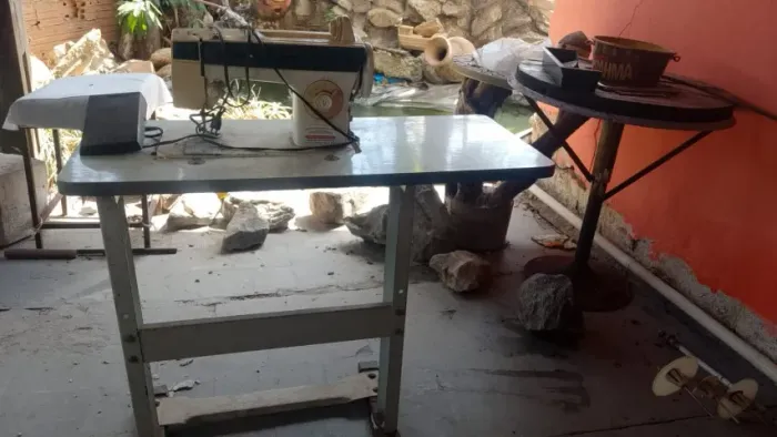 Máquina de Costura Singer com Mesa / Bancada e Pedal Elétrico
