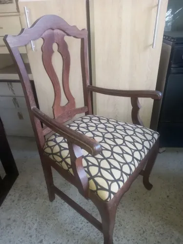 Cadeira de braços estilo clássico 