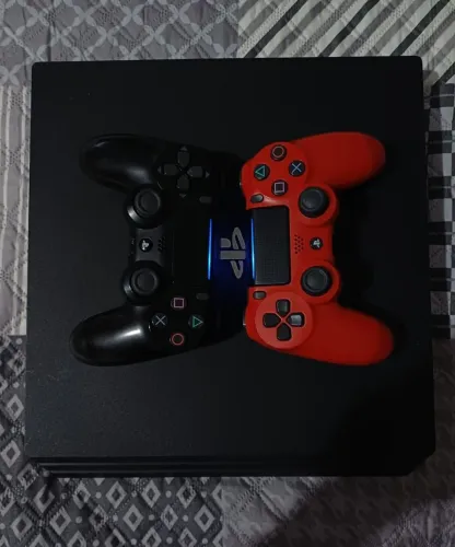 PS4 Pro 1TB + 2 Controles + Jogos (FC 24, GTA V, RDR2 + God of War Física)Leia a descrição