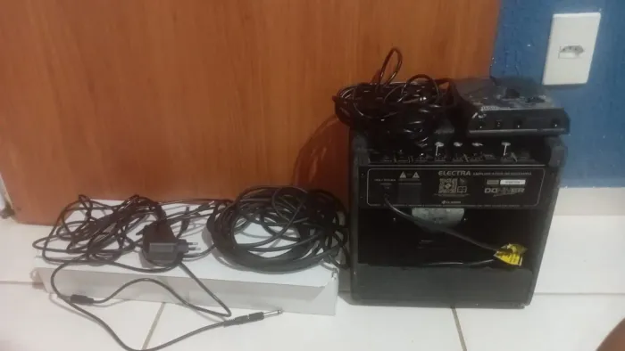 Pedaleira e caixa e cabos de guitarra